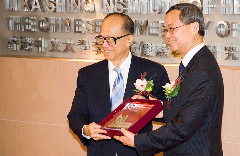 Prof. Tai-fai FOK, the then Dean of the Faculty of Medicine of CUHK, presented souvenir to Dr. LI Ka Shing to thank his support for medical education.
